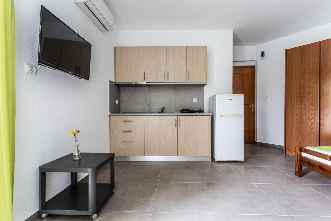 Mike'S Apartments 尼欧波洛伊 外观 照片
