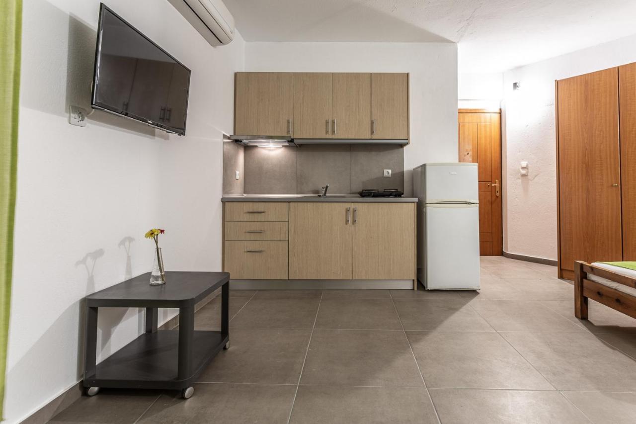 Mike'S Apartments 尼欧波洛伊 外观 照片